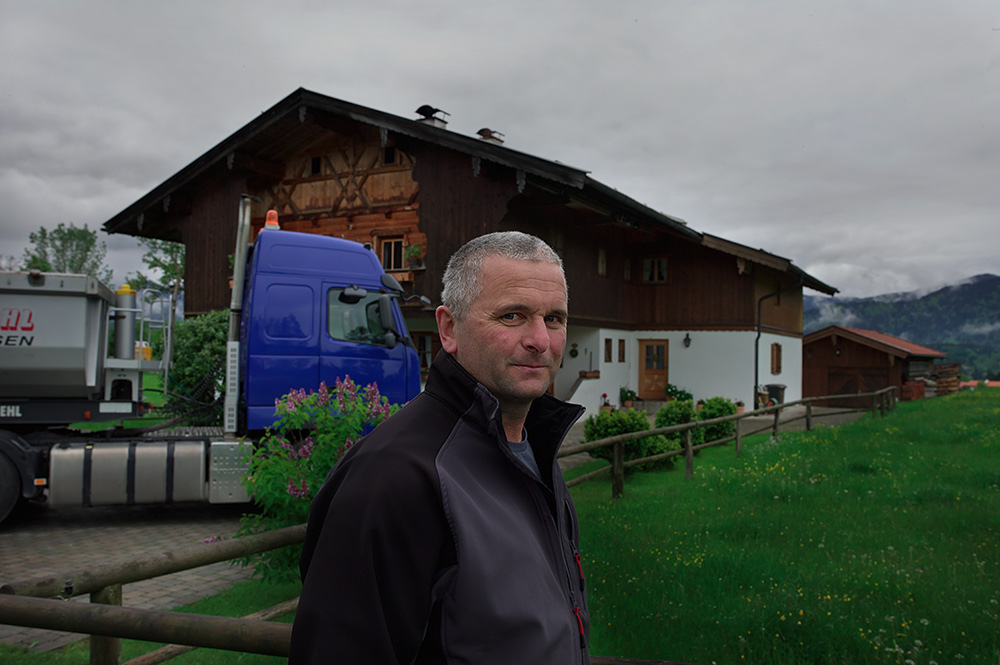 Andreas B. selbstständiger Fuhrunternehmer, beim LKW waschen vor seinem Haus, Gmünd, Bayern